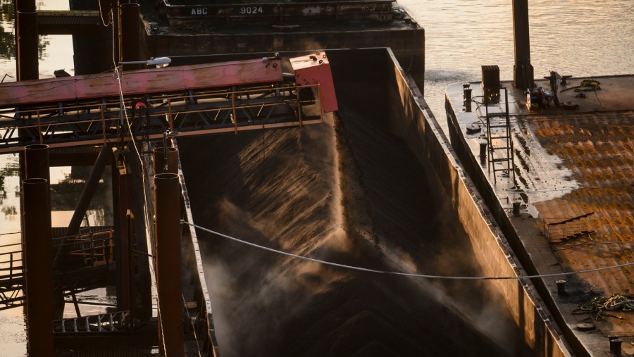 Batu bara dimuat ke atas tongkang di dekat fasilitas Clairton Coke Works milik United States Steel Corp./Bloomberg-Justin Merriman