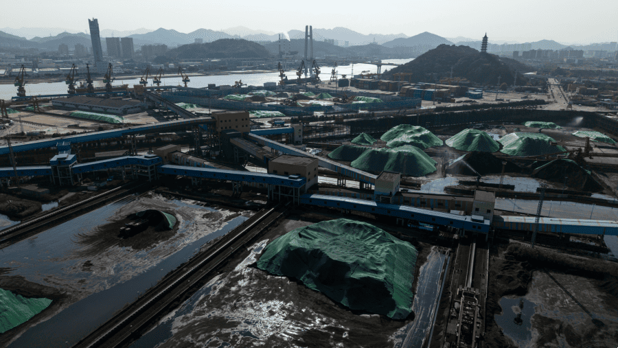 Tumpukan batu bara di fasilitas penyortiran dan penyimpanan dekat Pelabuhan Beilun di Ningbo, China./Bloomberg