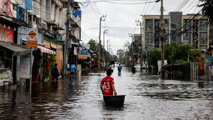 Sebuah jalan yang terendam banjir di Bangkok pada 28 September. (Fotografer: Dario Pignatelli/Bloomberg)