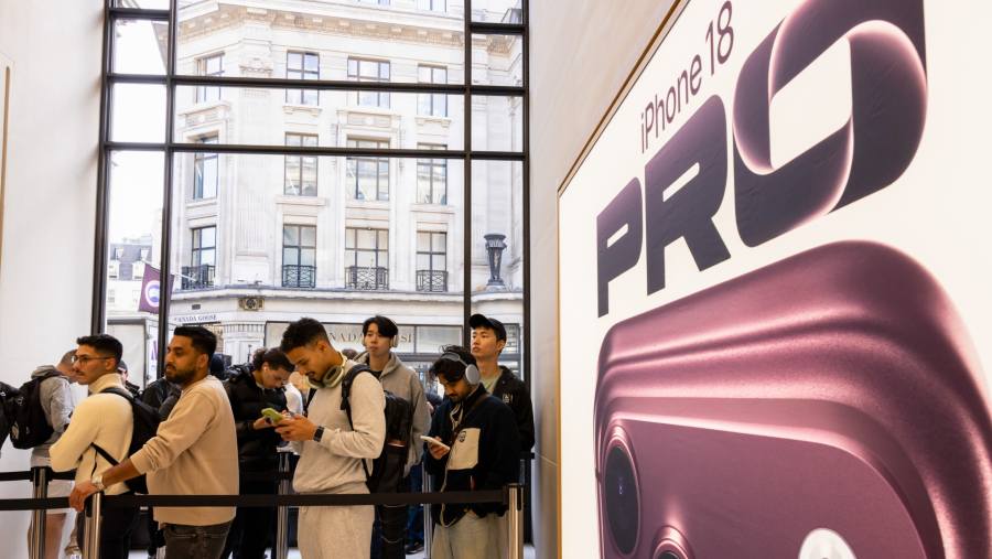 Antrean iPhone 18 Pro di Regent Street, London, Inggris. (Betty Laura Zapata/Bloomberg)