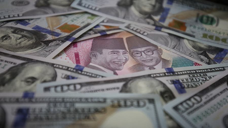 Nasabah menukarkan uang rupiah ke dolar AS di tempat penukaran uang asing di Jakarta, Selasa (29/9/2026). (Bloomberg Technoz/Andrean Kristianto)