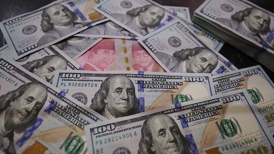 Sejumlah uang rupiah dan dolar AS di tempat penukaran uang asing di Jakarta, Selasa (29/9/2026). (Bloomberg Technoz/Andrean Kristianto)