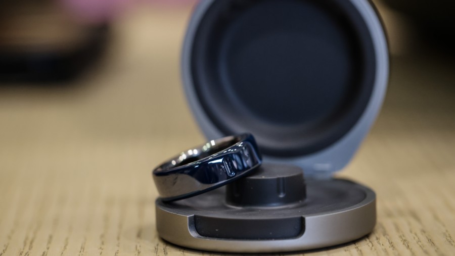 Cincin pemantau kebugaran dan kesehatan dari Oura Inc. (dok: Bloomberg)