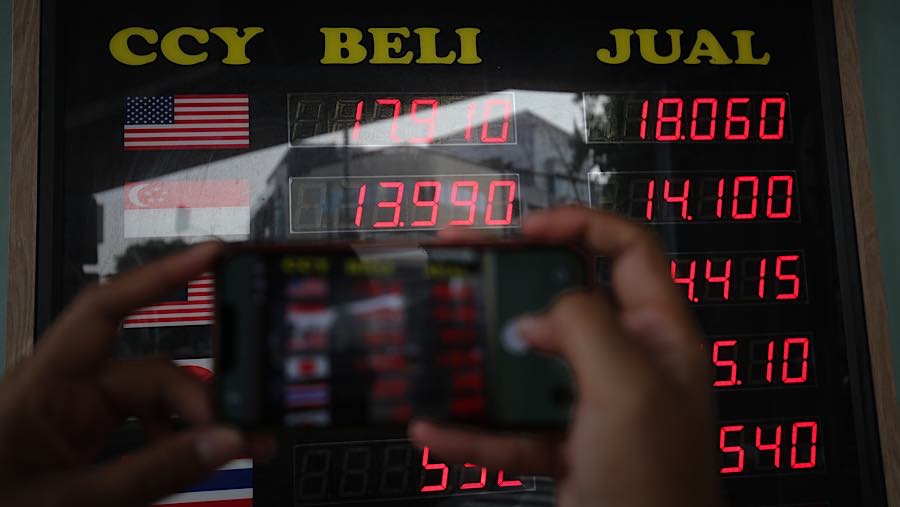 Pada pukul 10:15 WIB, Rupiah menyentuh level psikologis Rp18.000/US$ di perdagangan pasar spot. (Bloomberg Technoz/Andrean Kristianto)