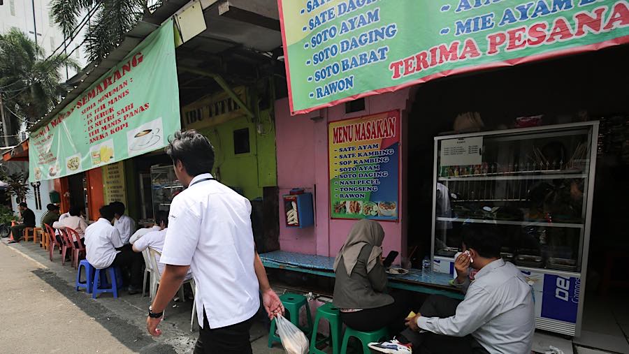 Ketika rupiah melemah, dampaknya dapat memengaruhi kondisi keuangan masyarakat dalam kehidupan sehari-hari. (Bloomberg Technoz/Andrean Kristianto)