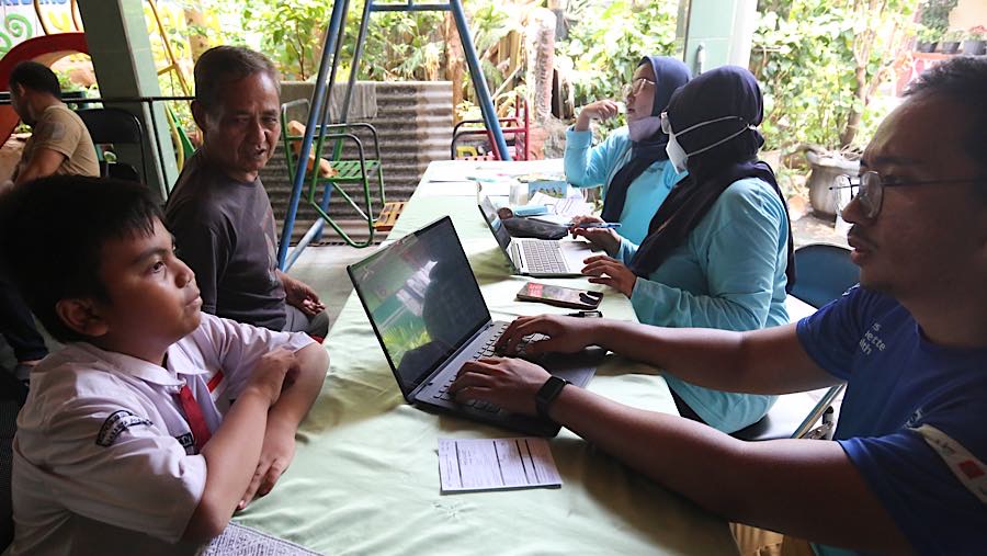 Petugas mendata hasil pemeriksaan kesehatan saat pelacakan TBC di Posyandu Mawar Kuning 2, Jakarta, Selasa (29/9/2026). (Bloomberg Technoz/Andrean K)