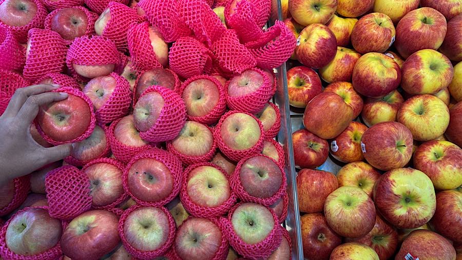 Harga sejumlah bahan pangan ikut naik imbas dari pelemahan nilai tukar rupiah, salah satunya buah-buahan impor yang dijual di Indonesia.