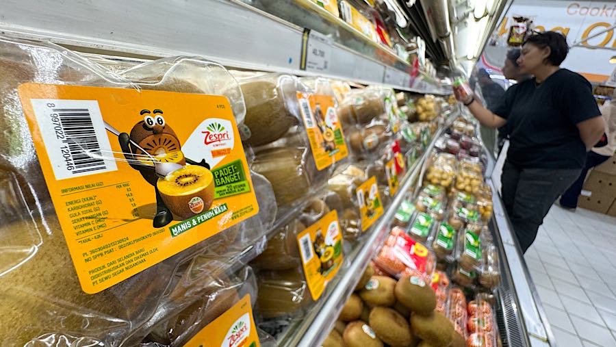 Salah satu dampak yang paling cepat terlihat ketika rupiah melemah adalah kenaikan harga barang impor. (Bloomberg Technoz/Andrean Kristianto)
