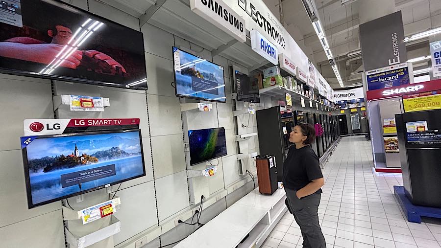 Pelemahan nilai tukar rupiah terhadap dolar AS juga dapat mempengaruhi harga jual barang elektronik. (Bloomberg Technoz/Andrean Kristianto)