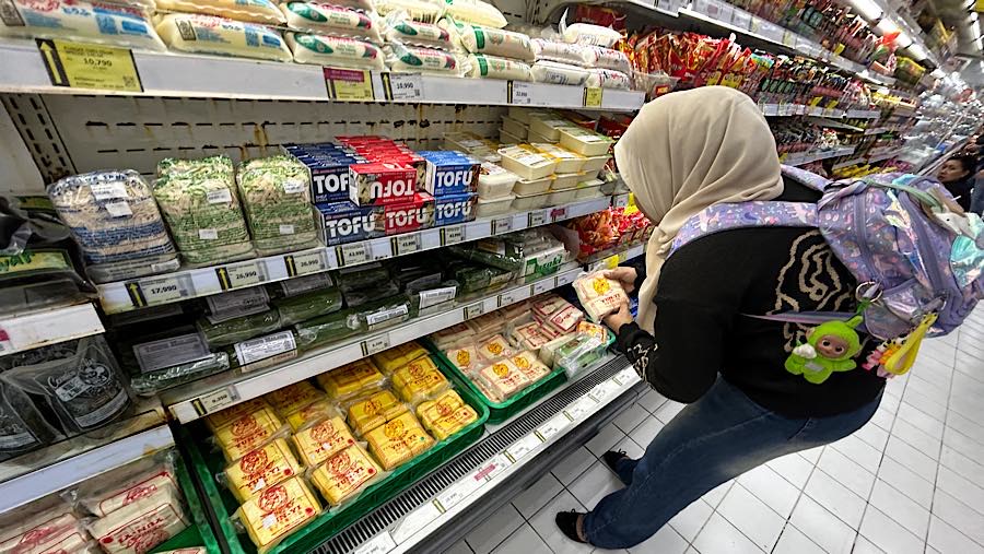 Selain itu, pengusaha tahu juga ijut berimbas karena lonjakan harga kedelai impor. (Bloomberg Technoz/Andrean Kristianto)