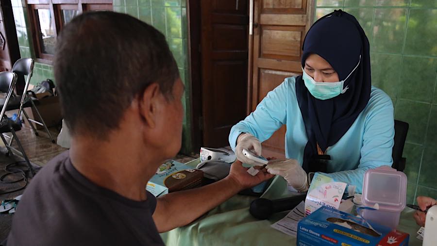 Tenaga kesehatan memeriksa gula darah warga di Posyandu Mawar Kuning 2, Gambir, Jakarta, Selasa (29/9/2026). (Bloomberg Technoz/Andrean Kristianto)