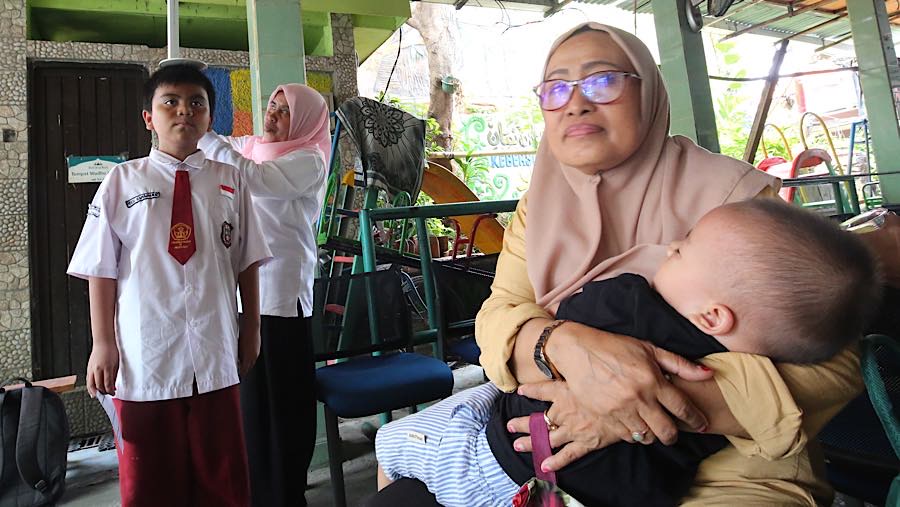 Petugas mengukur tinggi badan warga di Posyandu Mawar Kuning 2, Jakarta, Selasa (29/9/2026). (Bloomberg Technoz/Andrean Kristianto)