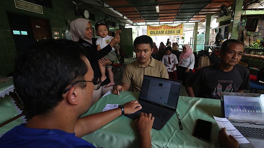Petugas mendata hasil pemeriksaan kesehatan saat pelacakan TBC di Posyandu Mawar Kuning 2, Jakarta, Selasa (29/9/2026). (Bloomberg Technoz/Andrean K)