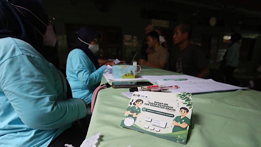 Petugas mendata hasil pemeriksaan kesehatan saat pelacakan TBC di Posyandu Mawar Kuning 2, Jakarta, Selasa (29/9/2026). (Bloomberg Technoz/Andrean K)