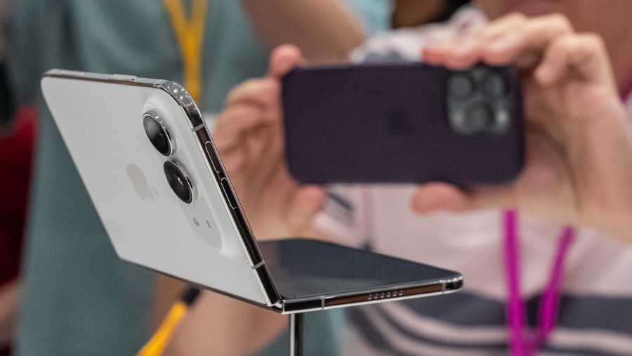 iPhone Duo di Apple Park, Cupertino, California, Amerika Serikat. dok: David Paul Morris/Bloomberg