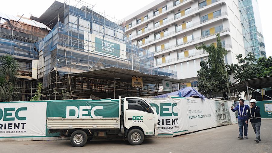 Pekerja melewati proyek pemugaran rumah Raden Saleh di kompleks Rumah Sakit PGI Cikini, Jakarta, Kamis (10/9/2026). (Bloomberg Technoz/Andrean K)