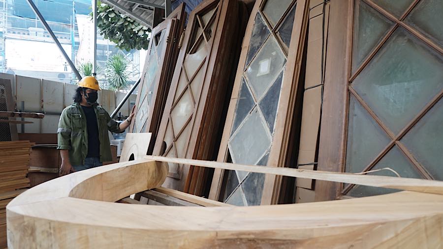 Pekerja menyelesaikan proyek pemugaran rumah Raden Saleh di kompleks Rumah Sakit PGI Cikini, Jakarta, Kamis (10/9/2026). (Bloomberg Technoz/Andrean K)