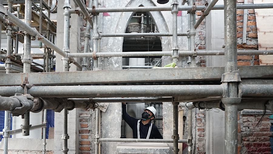 Pekerja menyelesaikan proyek pemugaran rumah Raden Saleh di kompleks Rumah Sakit PGI Cikini, Jakarta, Kamis (10/9/2026). (Bloomberg Technoz/Andrean K)