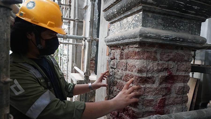 Pekerja menyelesaikan proyek pemugaran rumah Raden Saleh di kompleks Rumah Sakit PGI Cikini, Jakarta, Kamis (10/9/2026). (Bloomberg Technoz/Andrean K)