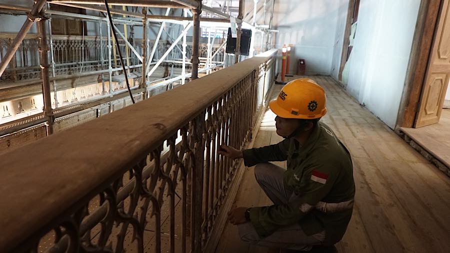 Pekerja menyelesaikan proyek pemugaran rumah Raden Saleh di kompleks Rumah Sakit PGI Cikini, Jakarta, Kamis (10/9/2026). (Bloomberg Technoz/Andrean K)