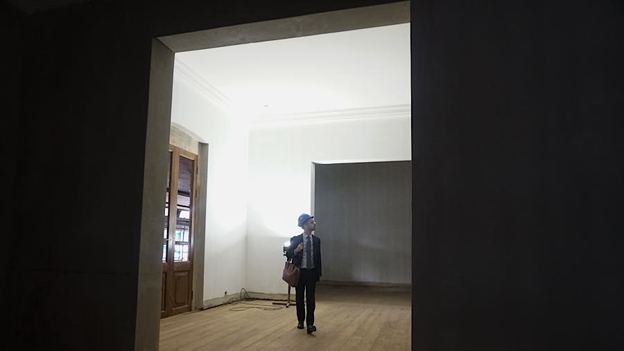 Pekerja menyelesaikan proyek pemugaran rumah Raden Saleh di kompleks Rumah Sakit PGI Cikini, Jakarta, Kamis (10/9/2026). (Bloomberg Technoz/Andrean K)