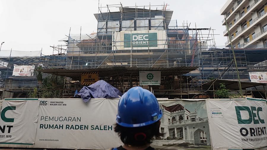 Pekerja menyelesaikan proyek pemugaran rumah Raden Saleh di kompleks Rumah Sakit PGI Cikini, Jakarta, Kamis (10/9/2026). (Bloomberg Technoz/Andrean K)