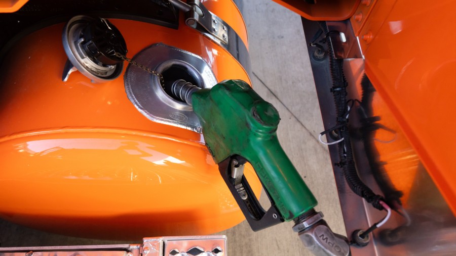 Sebuah truk semi-trailer sedang diisi bahan bakar diesel di SPBU Love's di Eloy, Arizona, AS./Bloomberg-Rebecca Noble