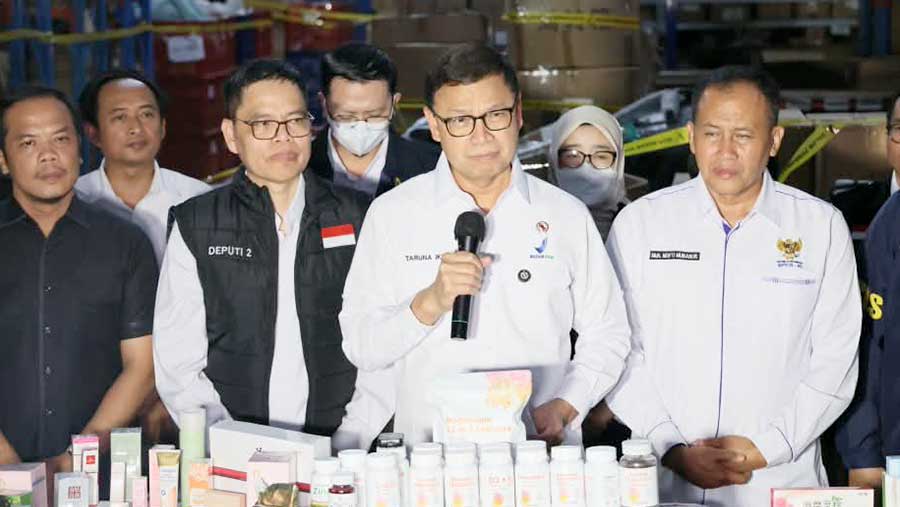 Kepala BPOM Taruna Ikrar tunjukkan suplemen dan kosmetik ilegal (Dok. BPOM)