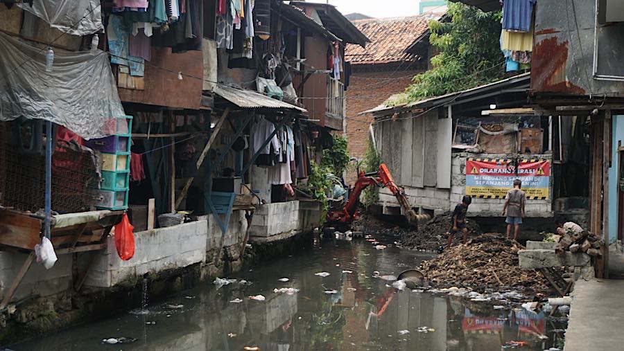 Petugas melakukan pengerukan Anak Kali Krukut di Kebun Kacang, Tanah Abang, Jakarta Pusat, Kamis (1/10/2026). (Bloomberg Technoz/Andrean Kristianto)