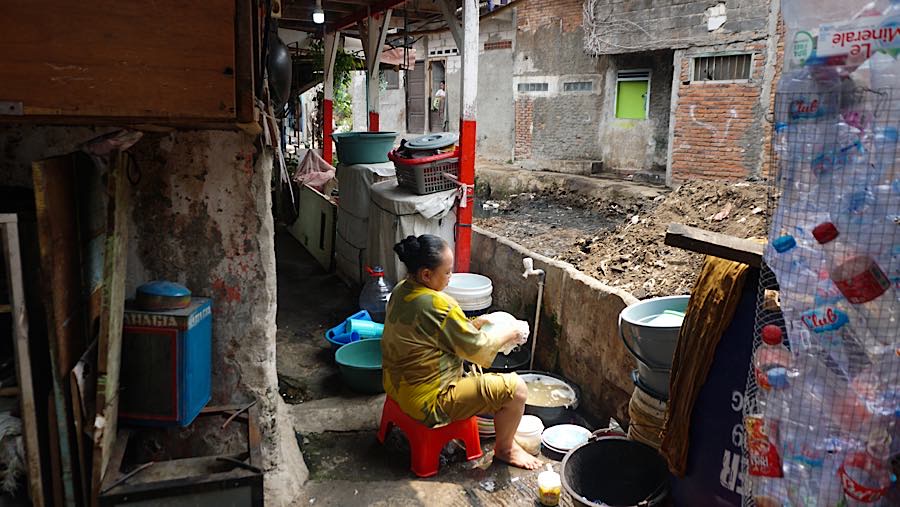 Warga beraktivitas di dekat Anak Kali Krukut di Kebun Kacang, Tanah Abang, Jakarta Pusat, Kamis (1/10/2026). (Bloomberg Technoz/Andrean Kristianto)