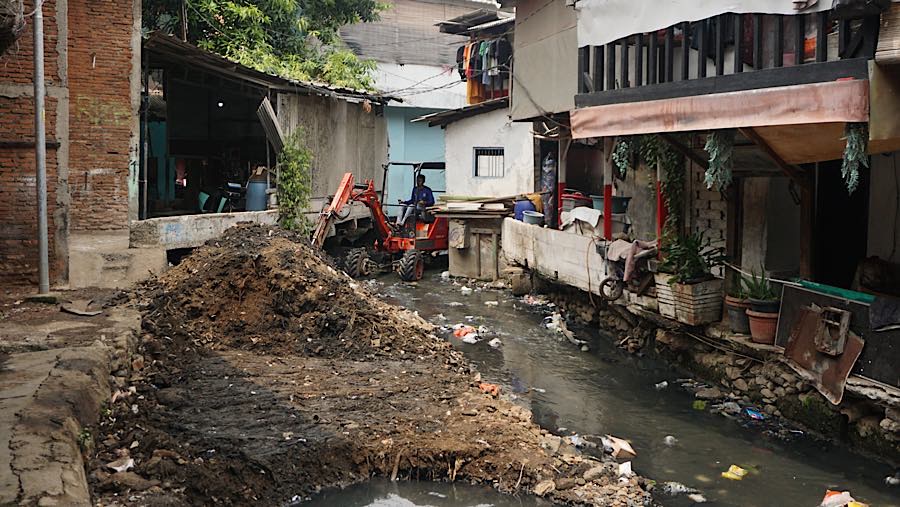 Petugas melakukan pengerukan Anak Kali Krukut di Kebun Kacang, Tanah Abang, Jakarta Pusat, Kamis (1/10/2026). (Bloomberg Technoz/Andrean Kristianto)