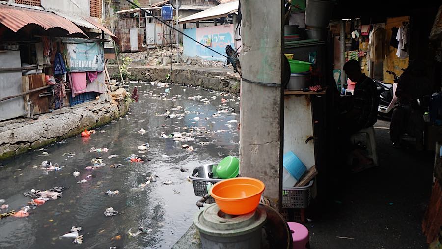 Warga beraktivitas di dekat Anak Kali Krukut di Kebun Kacang, Tanah Abang, Jakarta Pusat, Kamis (1/10/2026). (Bloomberg Technoz/Andrean Kristianto)