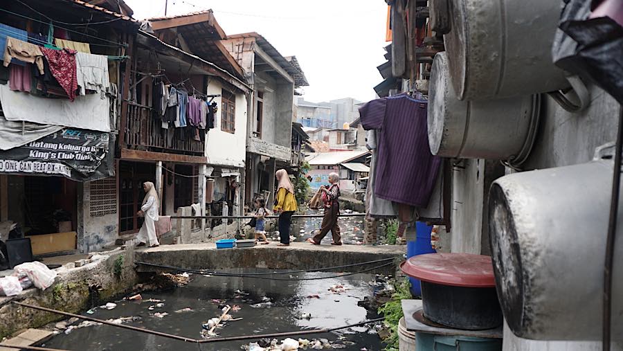 Warga beraktivitas di dekat Anak Kali Krukut di Kebun Kacang, Tanah Abang, Jakarta Pusat, Kamis (1/10/2026). (Bloomberg Technoz/Andrean Kristianto)