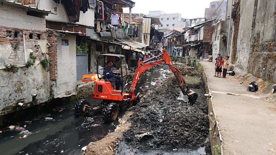 Petugas melakukan pengerukan Anak Kali Krukut di Kebun Kacang, Tanah Abang, Jakarta Pusat, Kamis (1/10/2026). (Bloomberg Technoz/Andrean Kristianto)