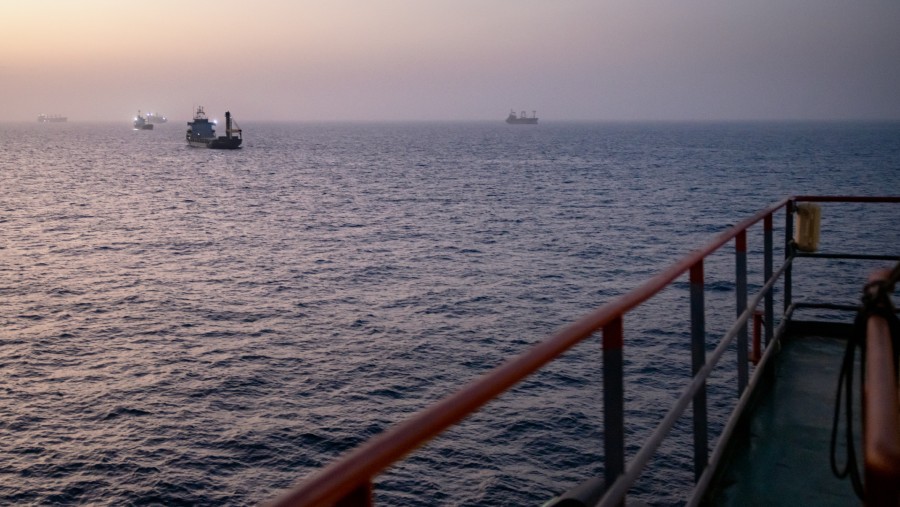 Kapal tanker minyak dan kapal kargo di lepas pantai Oman. (Fotografer: Elke Scholiers/Getty Images via Bloomberg)