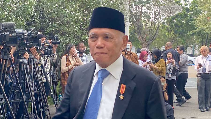 Hatta Rajasa di Istana (02/10/2026). (Bloomberg Technoz/Dovana Hasiana)