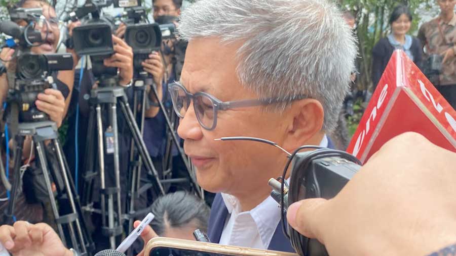 Rocky Gerung di Istana (02/10/2026). (Bloomberg Technoz/Dovana Hasiana)