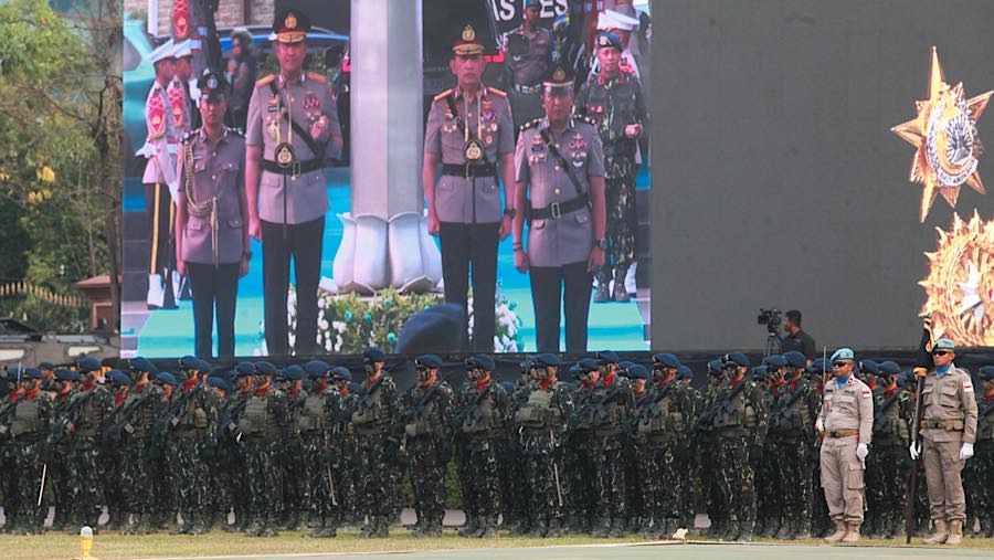 Suasana Upacara tradisi penyerahan panji-panji Polri di Lapangan Bhayangkara, Jakarta, Jumat (2/10/2026). (Bloomberg Technoz/Andrean Kristianto)