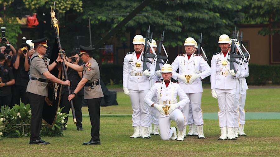 Suasana Upacara tradisi penyerahan panji-panji Polri di Lapangan Bhayangkara, Jakarta, Jumat (2/10/2026). (Bloomberg Technoz/Andrean Kristianto)