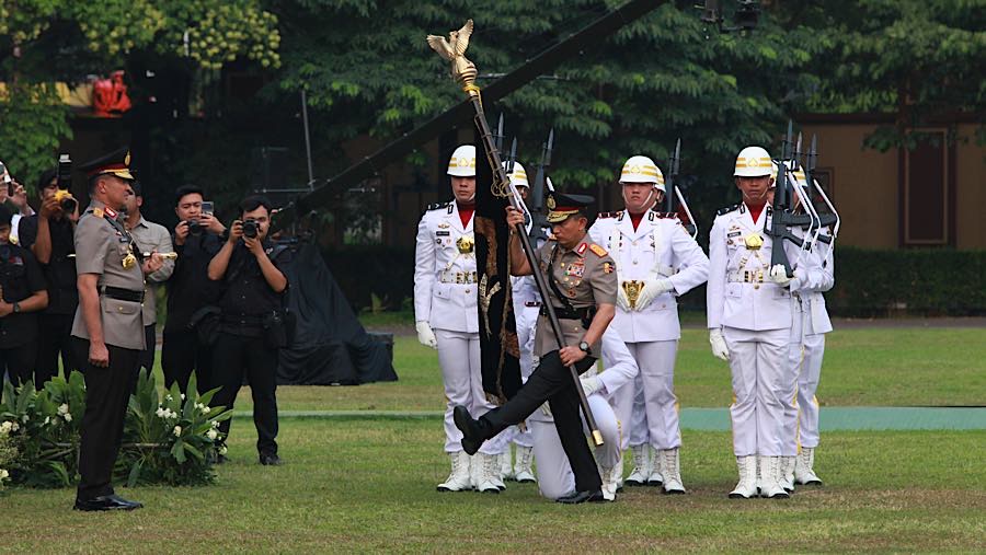 Suasana Upacara tradisi penyerahan panji-panji Polri di Lapangan Bhayangkara, Jakarta, Jumat (2/10/2026). (Bloomberg Technoz/Andrean Kristianto)