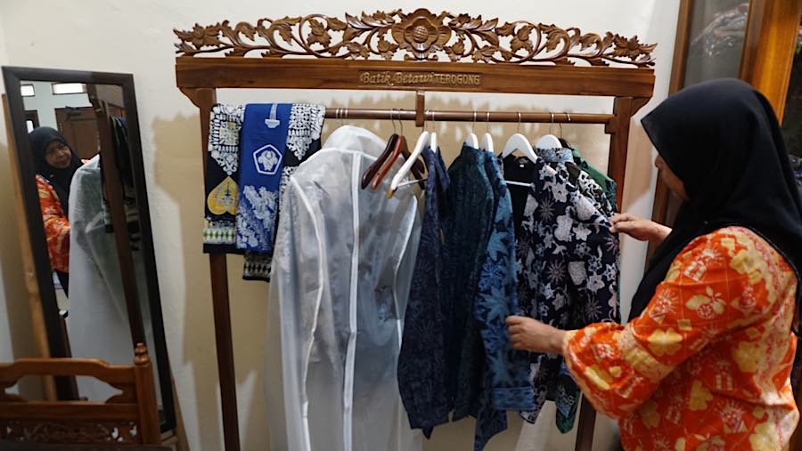 Siti Laela merapihkan batik di Sanggar Batik Betawi Terogong, Cilandak, Jakarta, Jumat (2/10/2026). (Bloomberg Technoz/Andrean Kristianto)