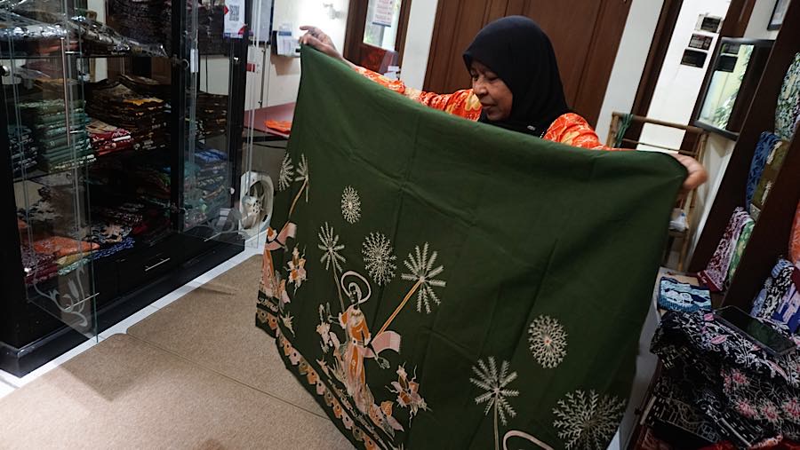 Siti Laela merapihkan batik di Sanggar Batik Betawi Terogong, Cilandak, Jakarta, Jumat (2/10/2026). (Bloomberg Technoz/Andrean Kristianto)