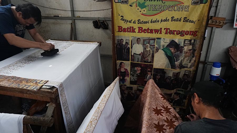 Pekerja menyelesaikan pembuatan batik khas Betawi di Sanggar Batik Betawi Terogong, Jakarta, Jumat (2/10/2026). (Bloomberg Technoz/Andrean Kristianto)