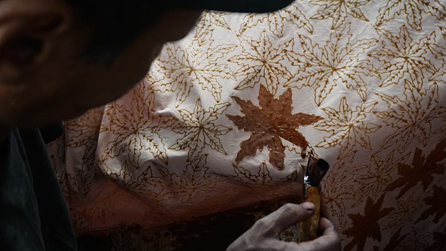 Pekerja menyelesaikan pembuatan batik khas Betawi di Sanggar Batik Betawi Terogong, Jakarta, Jumat (2/10/2026). (Bloomberg Technoz/Andrean Kristianto)