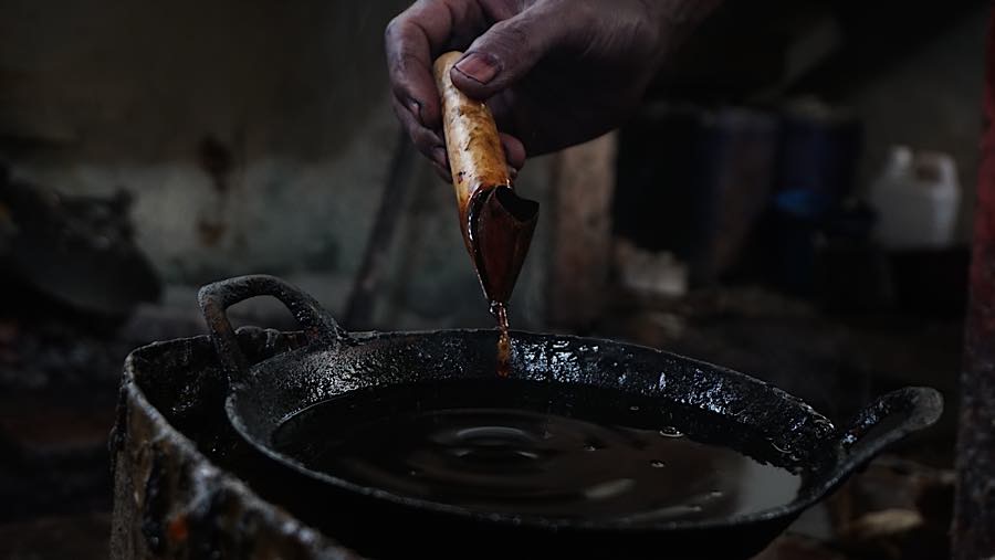 Pekerja menyelesaikan pembuatan batik khas Betawi di Sanggar Batik Betawi Terogong, Jakarta, Jumat (2/10/2026). (Bloomberg Technoz/Andrean Kristianto)
