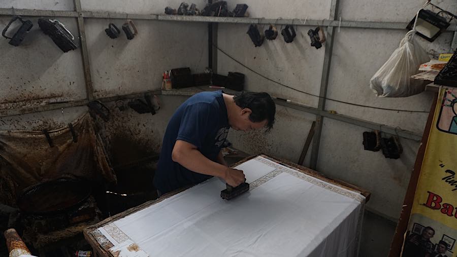 Pekerja menyelesaikan pembuatan batik khas Betawi di Sanggar Batik Betawi Terogong, Jakarta, Jumat (2/10/2026). (Bloomberg Technoz/Andrean Kristianto)