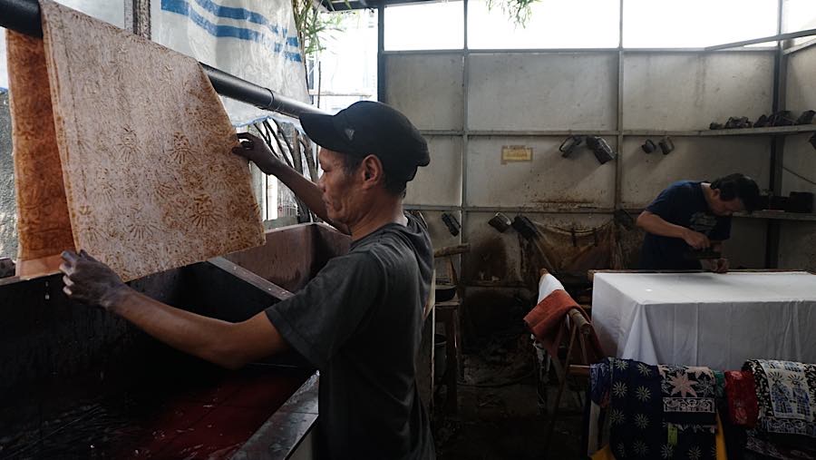 Pekerja menyelesaikan pembuatan batik khas Betawi di Sanggar Batik Betawi Terogong, Jakarta, Jumat (2/10/2026). (Bloomberg Technoz/Andrean Kristianto)