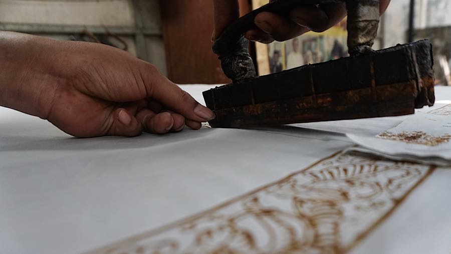 Pekerja menyelesaikan pembuatan batik khas Betawi di Sanggar Batik Betawi Terogong, Jakarta, Jumat (2/10/2026). (Bloomberg Technoz/Andrean Kristianto)