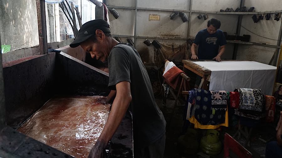 Pekerja menyelesaikan pembuatan batik khas Betawi di Sanggar Batik Betawi Terogong, Jakarta, Jumat (2/10/2026). (Bloomberg Technoz/Andrean Kristianto)