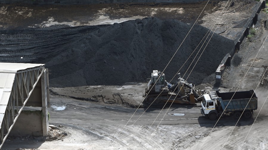Batu bara dimuat untuk pembangkit listrik tenaga termal di pabrik Ambuja Cements Ltd. di Ambuja Nagar, Gujarat, India./Bloomberg-Prakash Singh